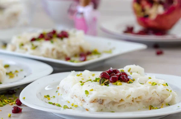 Geleneksel ramazan tatlı Gullac masanın üzerinde. Gullac, süt, gül suyu, ceviz, vanilya ile yapılır. Nar ve fıstık ile süslüdür.