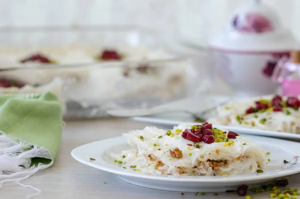 Geleneksel ramazan tatlı Gullac masanın üzerinde. Gullac, süt, gül suyu, ceviz, vanilya ile yapılır. Nar ve fıstık ile süslüdür.