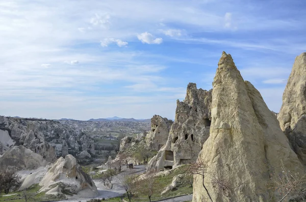Bulutlar ile peri bacaları Cappadocia üzerinden. Kapadokya Nevşehir ilindeki Rock siteleri