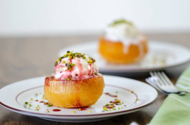 Ev yapımı tatlı dondurma ve fıstık ile servis.