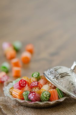 Tablo renkli sert şekerlemeler. Yakın çekim Bayramı şeker
