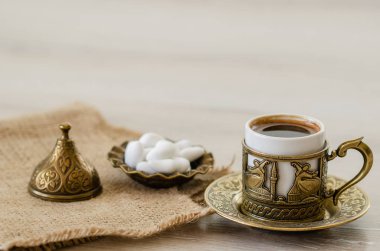 Bakır kaplama tencereye şeker ile hizmet Oriental/Türk kahvesi.