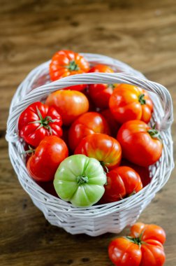 Taze domates olgun ve olgunlaşmamış sepete vardır. Üstten görünüm.