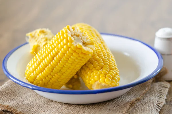 在乡间餐巾上用白盘子煮玉米芯 准备吃 — 图库照片