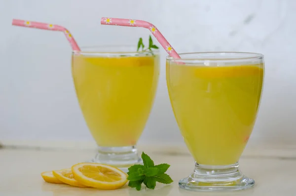 Menyegarkan Minuman Untuk Musim Panas Dingin Manis Dan Asam Jus — Stok Foto