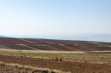 Toprak yollar sürülmüş alanlar arasında uzaktan görünümü