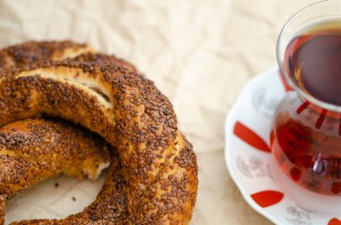 Türk Simit ve Türk çayı üzerinde tablo, üstten görünüm,
