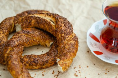 Türk Simit ve Türk çayı üzerinde tablo, üstten görünüm,
