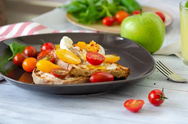 Delicious Home Style Breakfast Eggs Toasted Bread Green Apple Colorfull — Stock Photo, Image