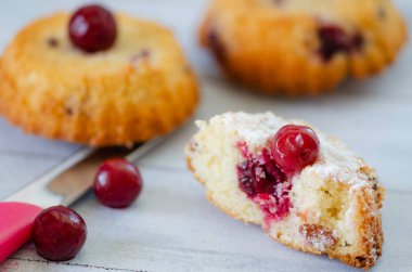 Taze buzlu sünger kek kiraz rustik ahşap zemin ile dilim