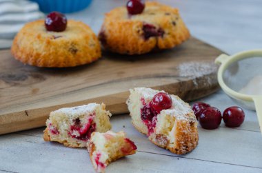 Taze buzlu sünger kek kiraz rustik ahşap zemin ile dilim