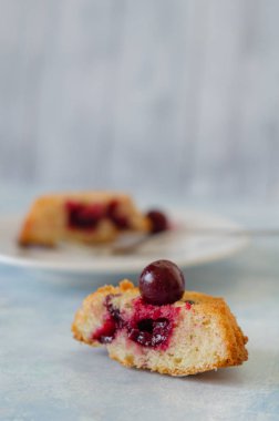 Taze buzlu sünger kek kiraz rustik ahşap zemin ile dilim