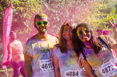 Esksehr, Türkiye-Ekim 1, 2016:Attenders poz fotoğraf makinesi ile boya toz kaplı iken confidince.