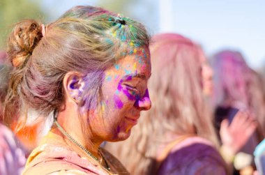 Eskişehir, Türkiye-Ekim 1,2016: kahverengi tenli Genç kız Colorsky 5 k çalıştırdıktan sonra gözlerini ve chill kapanış ile an hoşlanır.