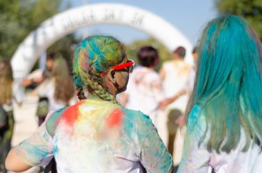 Eskişehir, Türkiye-Ekim 1,2016: Kız ayakta Colorsky 5 k çalıştırdıktan sonra onun boya kaplı örgü ile.