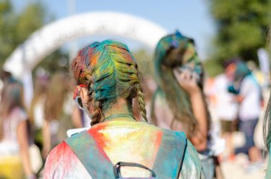 Eskişehir, Türkiye-Ekim 1,2016: Kız ayakta Colorsky 5 k çalıştırdıktan sonra onun boya kaplı örgü ile.
