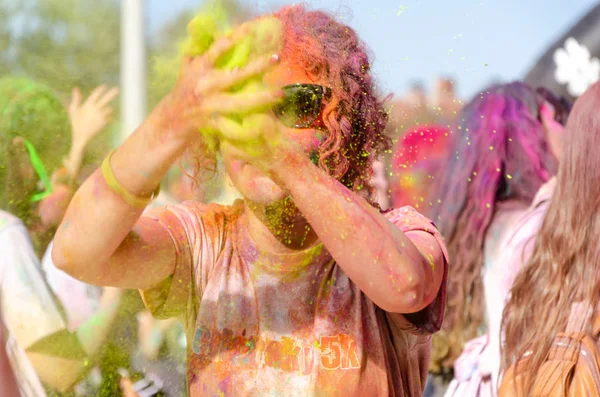 Eskişehir, Türkiye-Ekim 1,2016: Kız boya Colorsky 5 k çalıştırmak sırasında kapalı ellerini alkışlar.