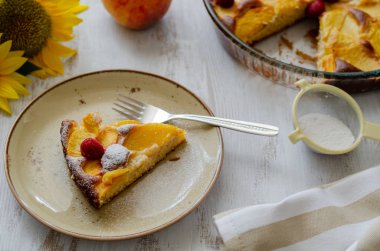 Pastadan ev yapımı şeftali bir plaka üzerinde. Seçici odak.