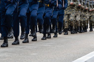 geçit töreni sırasında sokakta yürüyen askerler