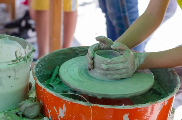 Mãos Trabalhando Cerâmica Teste Fabricação Cerâmica Oficinas Cerâmica — Fotografia de Stock