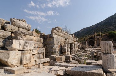 Efes, antik Yunan şehirde Türkiye'de bir güzel yaz günü antik şehir kalıntıları