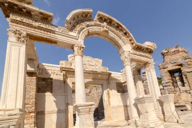 Ephesus (Efes) arkeolojik sit, Türkiye-Ağustos 19, 2018: Celsus Library.The ön cephe ve Celsus kitaplığı Efes'te avlusu olan antik Yunan ve Roma yapısı.