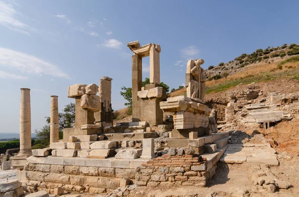 Kolumny Ruiny Ulicy Starożytnego Efezu — Zdjęcie stockowe