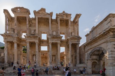 Ephesus (Efes) arkeolojik sit, Türkiye-Ağustos 19, 2018:Tourists keşfetmek ve Celsus kitaplığı fotoğraf.