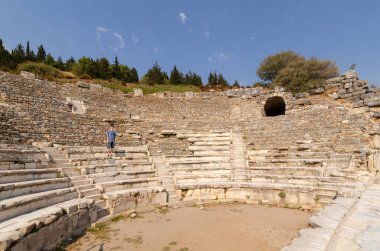 Oğlan Efes Antik şehir içinde amfitiyatro kameraya doğru bakıyor.