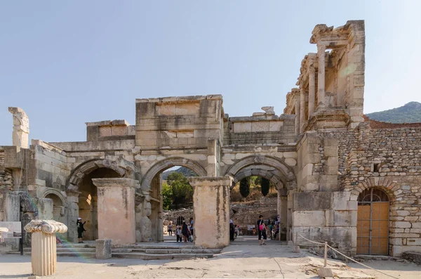 Ephesus Efes Wykopaliska Archeologiczne Turcja Sierpień 2018 Tourists Zbadania Sfotografować — Zdjęcie stockowe