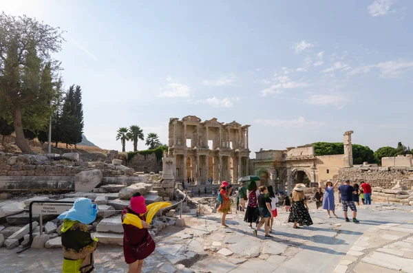 Ephesus Turcja Sierpień 2018 Turyści Odwiedzają Ephesus Biblioteka Celsusa Starożytnego — Zdjęcie stockowe