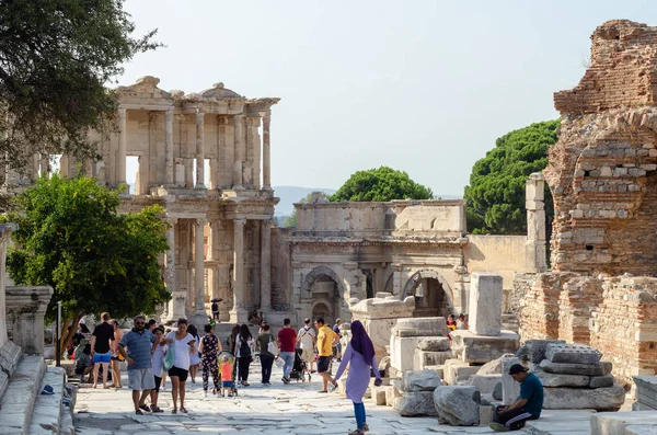 Ephesus Turquie Août 2018 Les Touristes Visitent Ephèse Bibliothèque Celsus — Photo