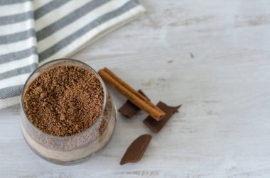 Muz yüzlü yüzlü üzerinde ufalanmış çikolata bisküvi ile hizmet hazır. Üstten görünüm.