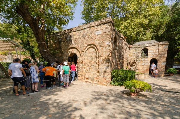 Efes, Izmir, Türkiye-Ağustos 19, 2018: The House (Meryem, İsa'nın annesi son ikamet olmak) Meryem Ana. Turist tarafından ziyaret.