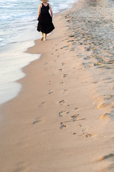 Mulher Caminha Descalça Longo Praia Espaço Cópia — Fotografia de Stock