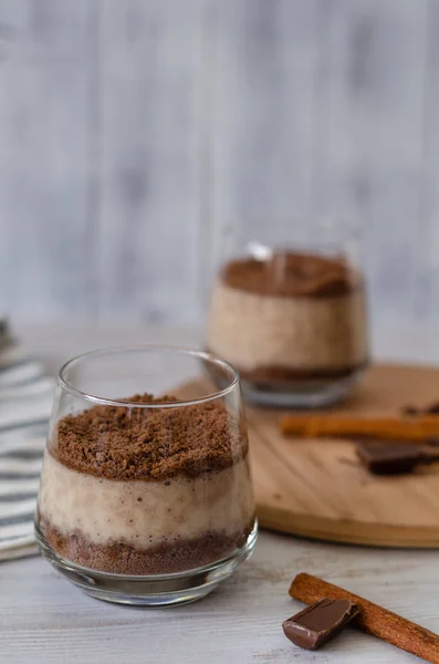 Batido Plátano Listo Para Servir Con Galletas Chocolate Desmenuzadas Batido — Foto de Stock