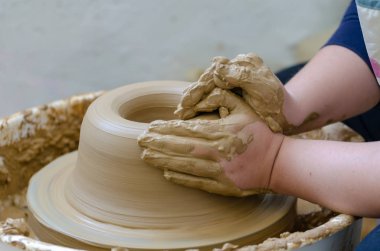 O çemberin bir toprak kavanozu oluşturma