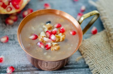 Noah'ın puding bakır kase. Kuruyemiş, bakliyat ve tahıl buğday ve şeker ile yapılır. Ceviz, Kuru meyve ve nar ile süslüdür.