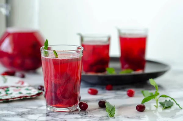 Perempuan Mengisi Jus Cranberry Gelas Ini Adalah Minuman Buatan Sendiri — Stok Foto