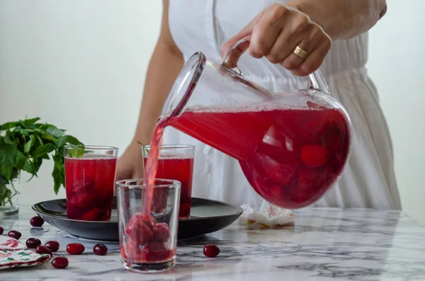 Perempuan Mengisi Jus Cranberry Gelas Ini Adalah Minuman Buatan Sendiri — Stok Foto