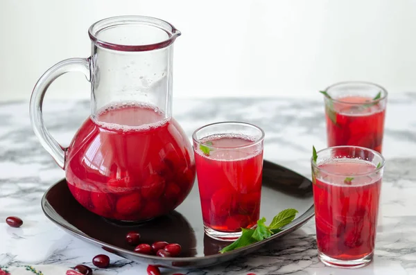 Perempuan Mengisi Jus Cranberry Gelas Ini Adalah Minuman Buatan Sendiri — Stok Foto