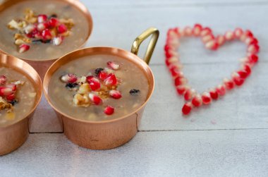 Noah'ın puding bakır kase. Kuruyemiş, bakliyat ve tahıl buğday ve şeker ile yapılır. Ceviz, Kuru meyve ve nar ile süslüdür.