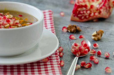 Noah'ın beyaz kase puding. Kuruyemiş, bakliyat ve tahıl buğday ve şeker ile yapılır. Ceviz, Kuru meyve ve nar ile süslüdür.