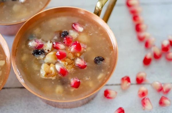 Puding Nuh Dalam Mangkuk Tembaga Buah Buahan Kering Kacang Kacangan — Stok Foto