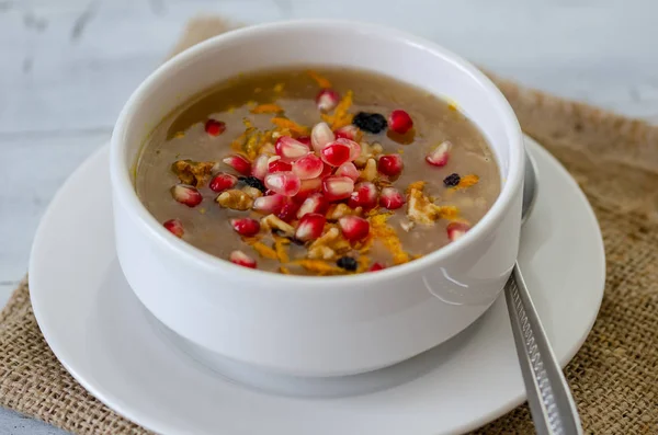 Noaks Pudding Vit Skål Torkad Frukt Baljväxter Och Spannmål Gjorda — Stockfoto