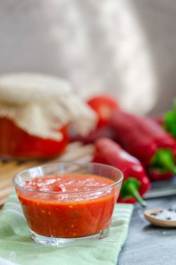 Karışık domates ve biber sosu kase masada. Ev yapımı, sağlıklı vejetaryen yemek.