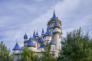 Fairytale kale Park bakış bulutlu arka plan üzerinde kapatın.