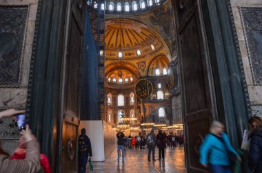 Istanbul, Türkiye, 21 Nisan 2015:Hagia Sophia Müzesi giriş. Birçok turist her yıl ziyaret.