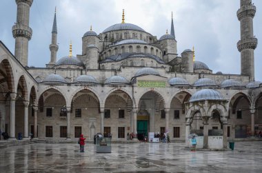 Istanbul, Türkiye, 21 Nisan, 2015:Sultanahmet Camii (Sultanahmet Camii) Istanbul'da Turkey.Tourists ziyaret bir yağmurlu bahar gününde.