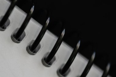 Üstünde siyah kumaş, Soyut siyah arka plan olarak beyaz beyaz spiral defter.